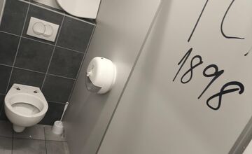 FOTO: Prešovskí fanúšikovia po derby s Košicami zničili toalety Košickej Futbalovej Arény