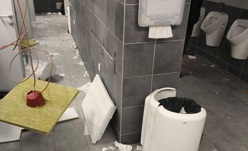 FOTO: Prešovskí fanúšikovia po derby s Košicami zničili toalety Košickej Futbalovej Arény