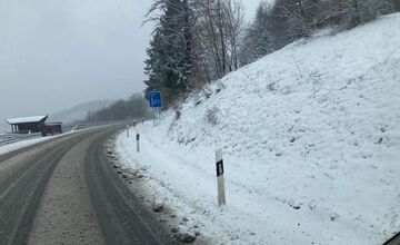 FOTO: Vietor a sneženie kompliujú dopravu v Košickom kraji