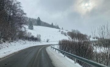 FOTO: Vietor a sneženie kompliujú dopravu v Košickom kraji