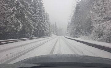 FOTO: Vietor a sneženie kompliujú dopravu v Košickom kraji