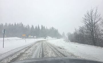 FOTO: Vietor a sneženie kompliujú dopravu v Košickom kraji
