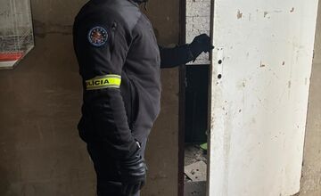 FOTO: Ohavný čin v Spišskej Novel Vsi, dvaja muži si z osoby v núdzi spravili otroka