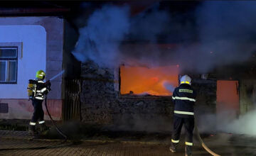 FOTO: V Nálepkove bojovali hasiči s požiarom domu