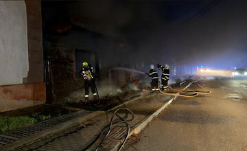 FOTO: V Nálepkove bojovali hasiči s požiarom domu