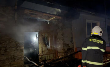 FOTO: V Nálepkove bojovali hasiči s požiarom domu