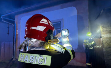 FOTO: V Nálepkove bojovali hasiči s požiarom domu