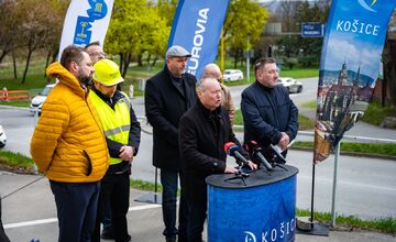 FOTO: Na križovatke pri Crow Aréne postavia kruhový objazd