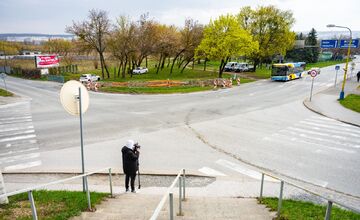 FOTO: Na križovatke pri Crow Aréne postavia kruhový objazd