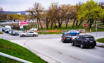 FOTO: Na križovatke pri Crow Aréne postavia kruhový objazd