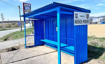 FOTO: Kuriózne vymaľovaná autobusová zastávka v Poľove