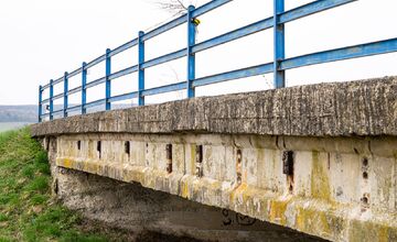 FOTO: FOTO: Kraj začal s opravou mosta pri Topoľanoch