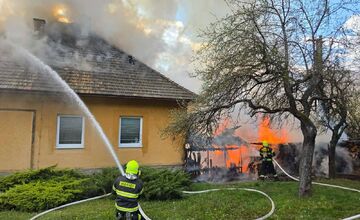 FOTO: Požiar rodinného domu v Rakovnici