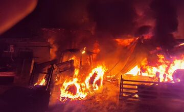 FOTO: Hasiči zasahovali v Chrasti nad Hornádom, došlo tam k požiaru hospodarskéj budovy