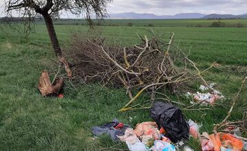 FOTO: Odpad pri cestách sa na dolnom Zemplíne stal bežnou súčasťou premávky