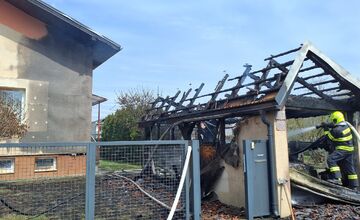 FOTO: Požiar garáže a auta v Družstevnej pri Hornáde