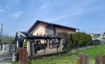 FOTO: Požiar garáže a auta v Družstevnej pri Hornáde