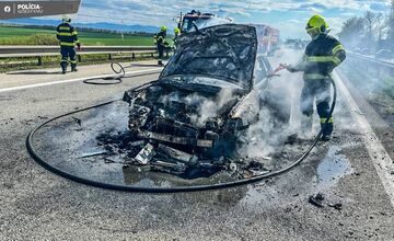 FOTO: Požiar auta po nehode pred Perešom