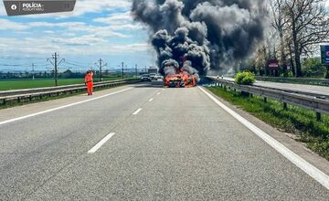 FOTO: Požiar auta po nehode pred Perešom