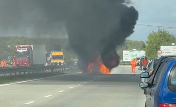 FOTO: Požiar auta po nehode pred Perešom