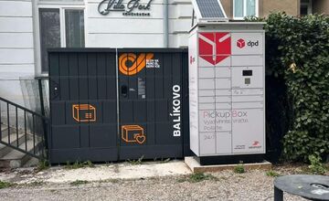 FOTO: Kuriózne umiestnenie balíkoboxov v košickom parku