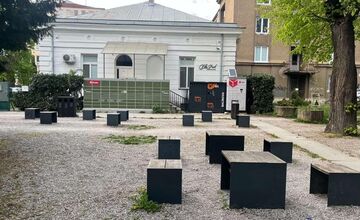 FOTO: Kuriózne umiestnenie balíkoboxov v košickom parku