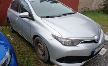 FOTO: Finančná správa ponúka do dražby dve Toyoty