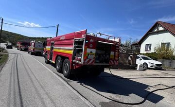 FOTO: Hasiči z Košíc a Bidoviec pomáhali cez víkend hasič požiar rodinného domu