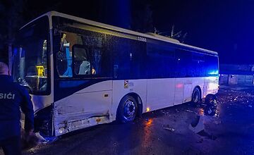 FOTO: Opitý vodič nabúral v Mokranciach do autobusu